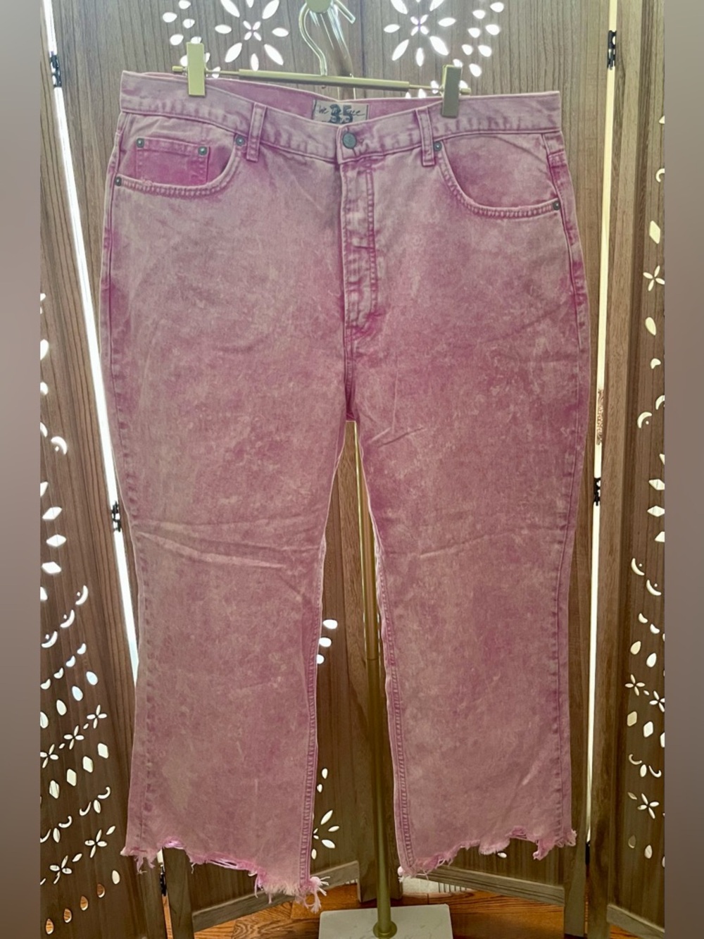 NWOT Free people Maggie Mid-Rise
Pink Acid-Wash Cropped Jeans